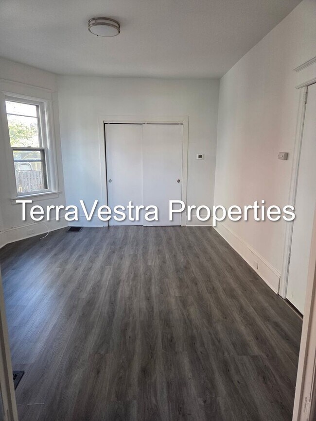 Building Photo - 28 W Madison Ave