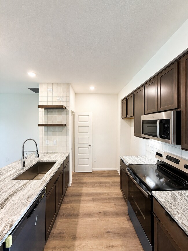 Building Photo - 1615 Crooked River