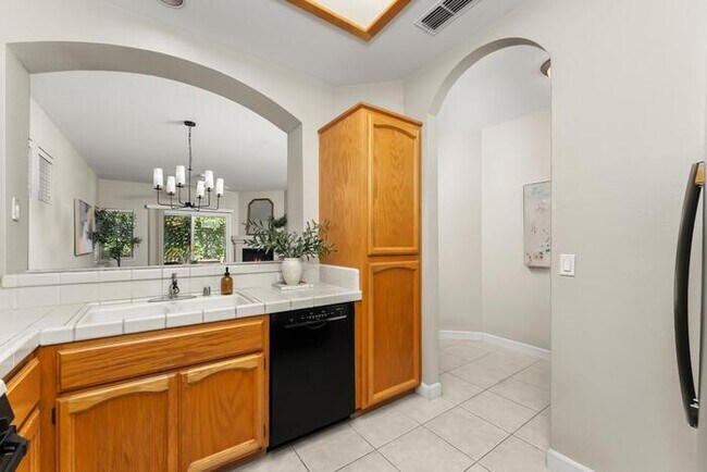 Building Photo - Beautiful 3 Bedroom 2 Bathroom in Gated Community of Folsom, CA!