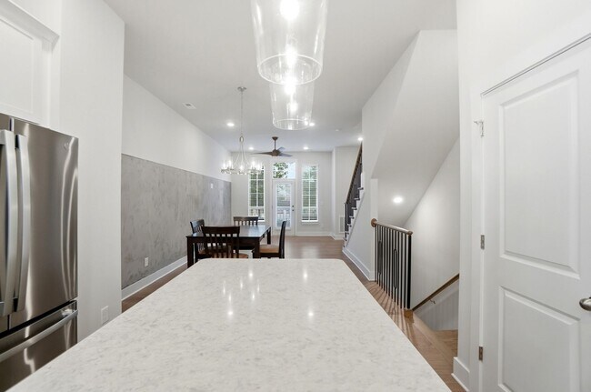 Building Photo - Modern Townhome in the Heart of Plaza Midw...