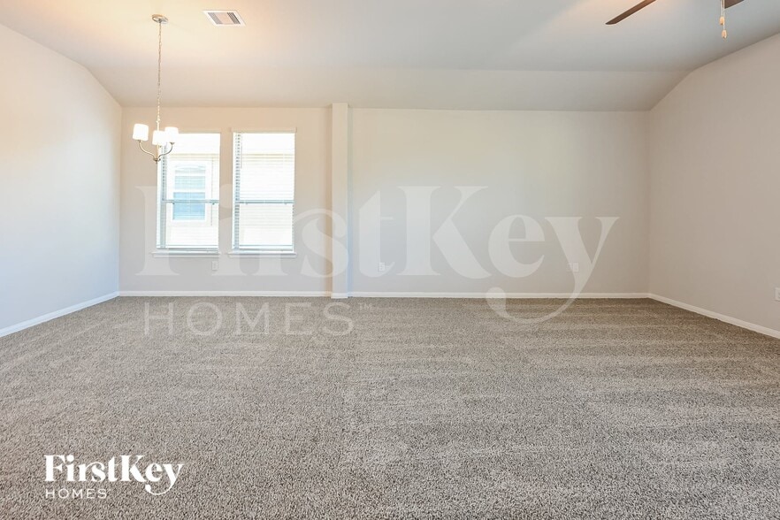 Building Photo - 14785 Country Club Dr