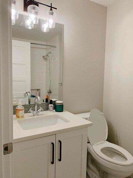 Building Photo - 104 NW Royal Ct