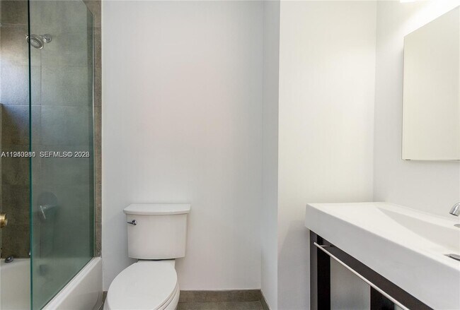 Building Photo - 2945 Bridgeport Ave