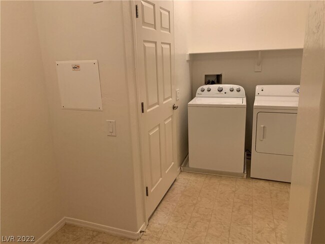 Building Photo - 6868 Sky Pointe Dr