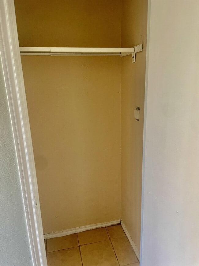 Building Photo - 909 NW Summercrest Blvd