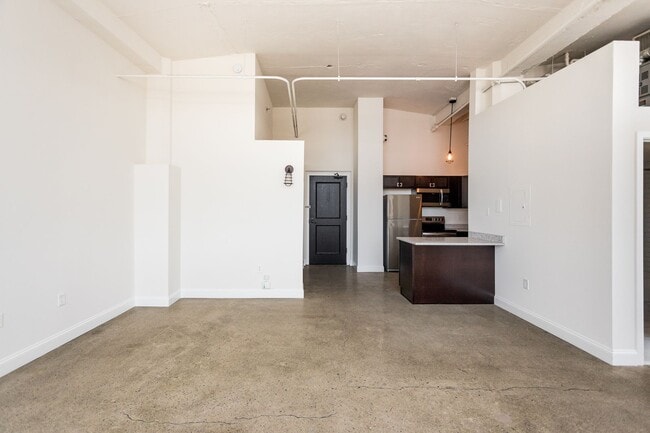 Building Photo - Loft Style One Bed