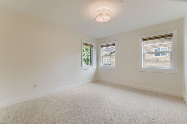 Building Photo - Stunning 5bed/5bath + Office in Prime Kirk...