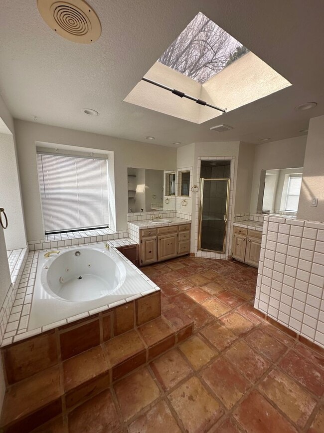 Building Photo - Spacious 3 Bed Home with Pool & Hot Tub!