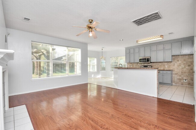 Building Photo - 15711 Rosewood Hill Ct