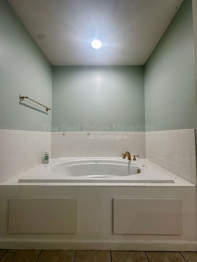 Building Photo - 695 Prater Rd