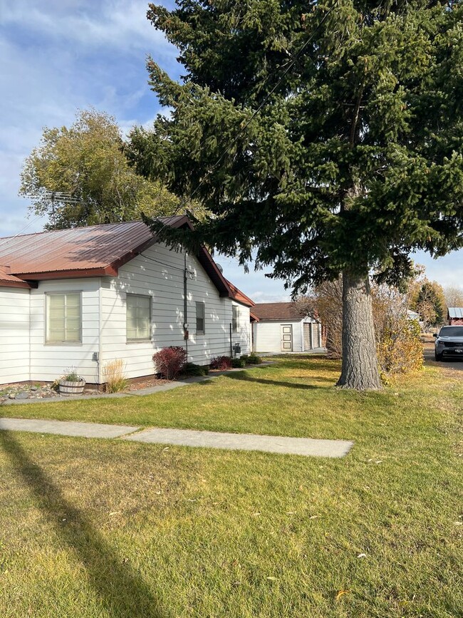 Building Photo - DARLING 3 bed, 1 bath country home with bo...