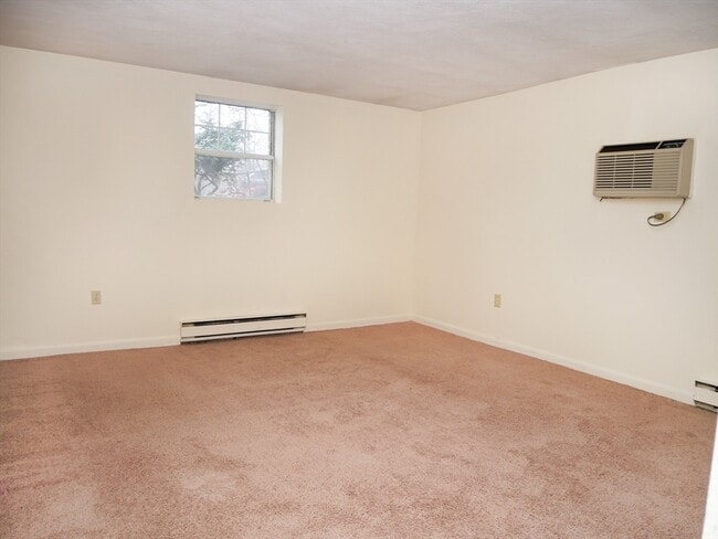 Building Photo - 116 River St