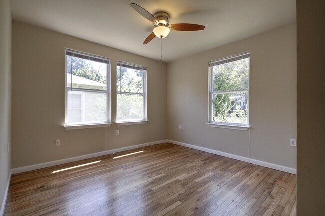 Building Photo - UT PRE LEASE: 2009 Remodeled 6 Bed / 3 Bat...