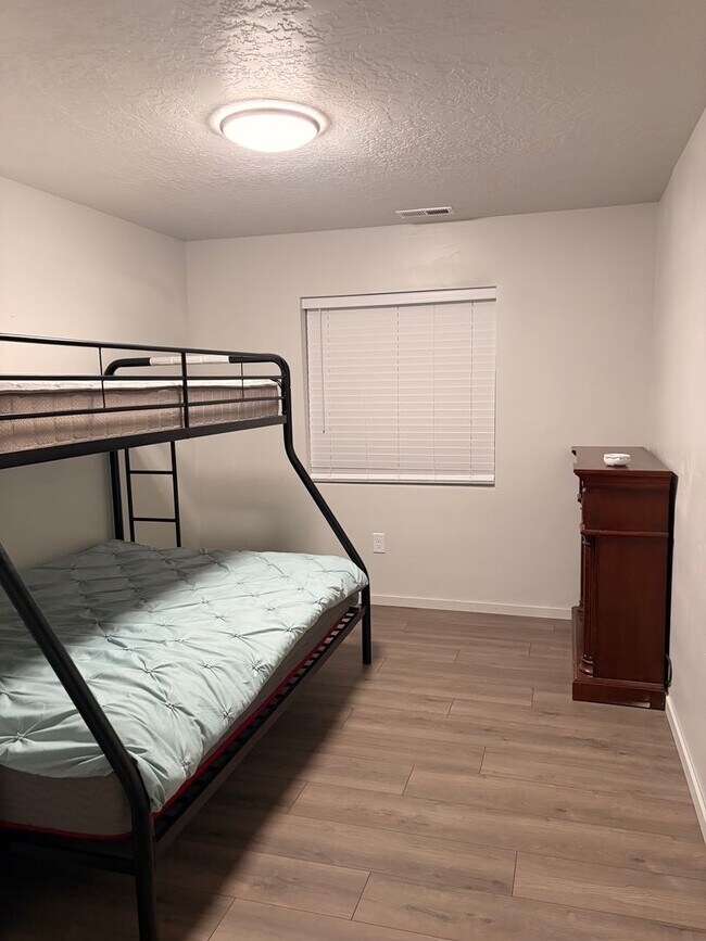 Building Photo - Beautiful 6 Bedroom/3.5 Bath Home in Springville!