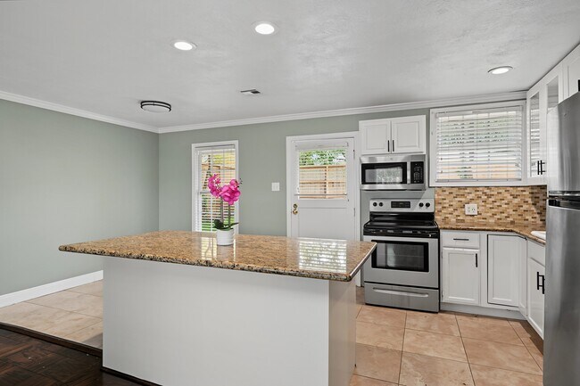 Building Photo - 5202 Nina Lee Ln