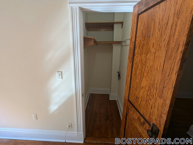 Building Photo - 31 Park Dr