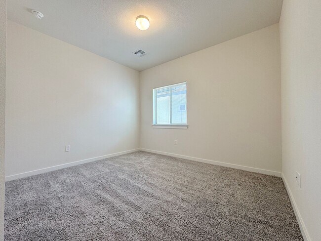 Building Photo - East El Paso 4 bed 2 Bath Refrig A/C!