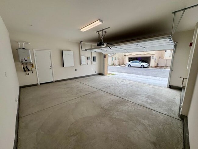 Building Photo - Welcome to Your Brand New 3 Bedroom Solar Home in the Gated Willow Springs Community of Murrieta!