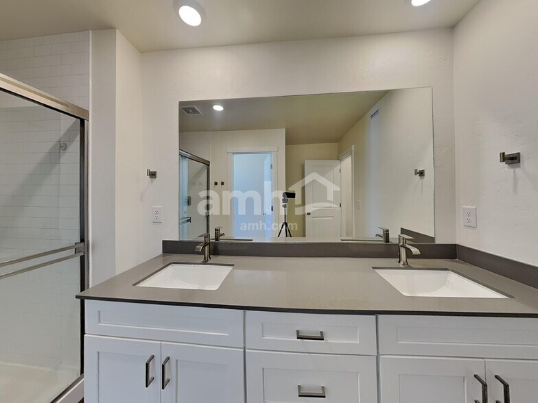 Building Photo - 706 S Retort Ave