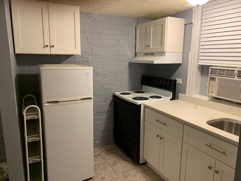 Kitchen - 2800 N Pine Grove Ave