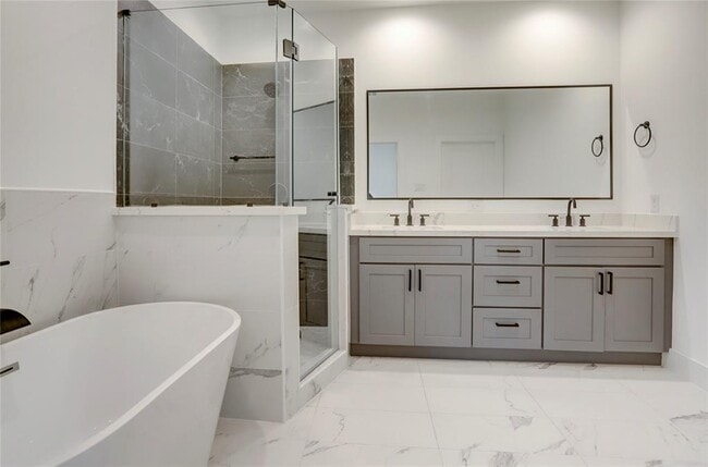 Building Photo - 2715 Drew St