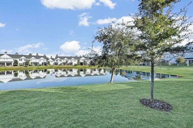 Building Photo - 3 bedroom/ 2.5 bath townhome in Beachwalk!