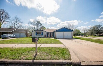 Building Photo - Coming Soon! Southwest Houston 3 bed/2 bat...