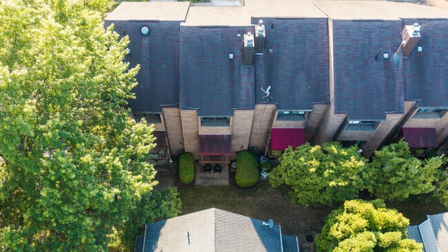 Building Photo - 804 Fairways Dr