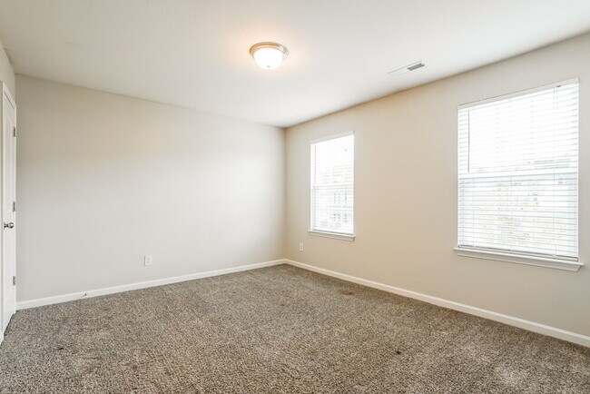 Building Photo - 4740 Queen Pierrette St