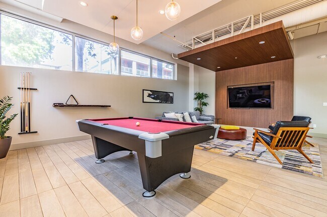 Building Photo - Huge Central Area Studio with PARKING and ...