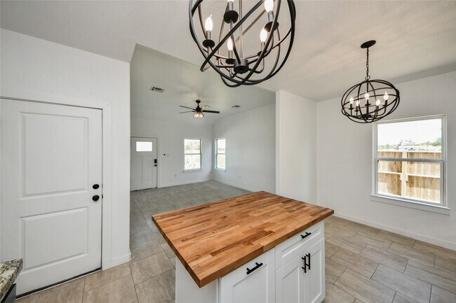 Building Photo - 450 Rd 5512