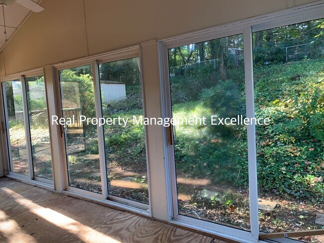 Building Photo - Renovated Raleigh Ranch, Convenient To 440...
