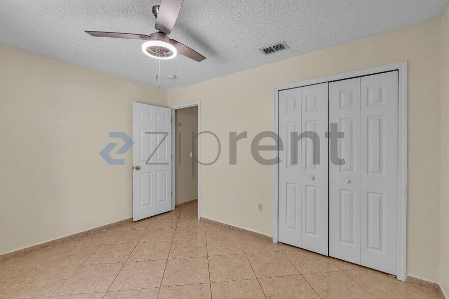 Building Photo - Unit