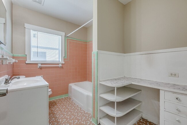 Building Photo - 3-BEDROOM HOME IN HIGHLAND PARK