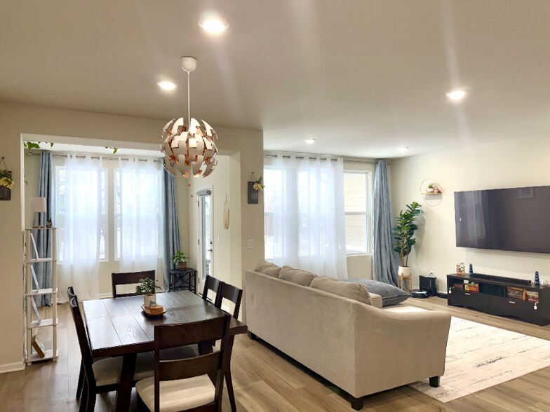 Building Photo - 525 Addison Cir