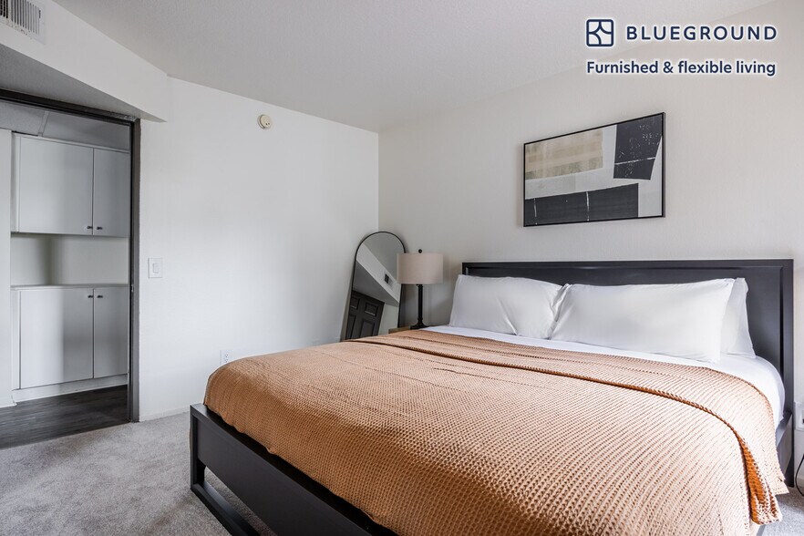 Building Photo - 10983 Bluffside Dr