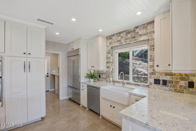Building Photo - 800 Lake Sherwood Dr
