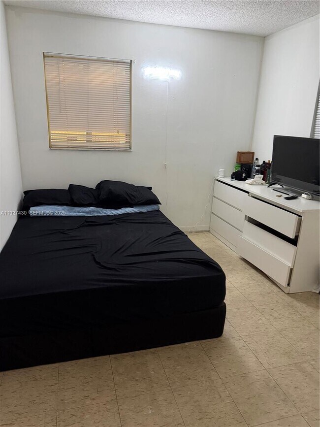 Building Photo - 1850 NW 22nd Ct