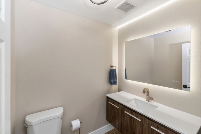 Building Photo - Bright spacious 3 bedroom 2 bath home in c...