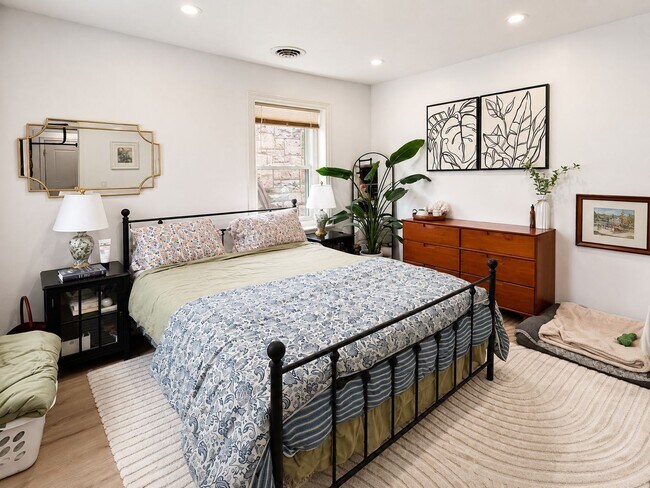 Building Photo - Renovated 2 Bedroom Apartment in Squirrel Hill, Philadelphia, PA | In-Unit Laundry, Central Air &...