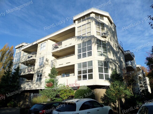 Building Photo - Gorgeous 2 Bedroom Condo with Secured Parking in Unbeatable Bellevue Location!!