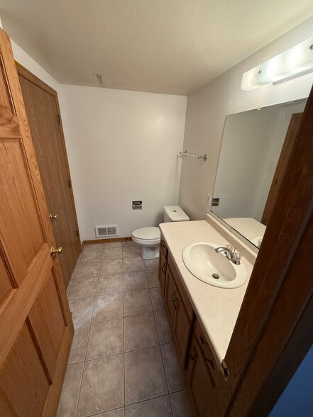 Lower bath - 1350 Sunnydale Cir