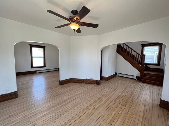 Building Photo - AVAILABLE JUNE - 4 Bed 1.5 Bath Home in Superior