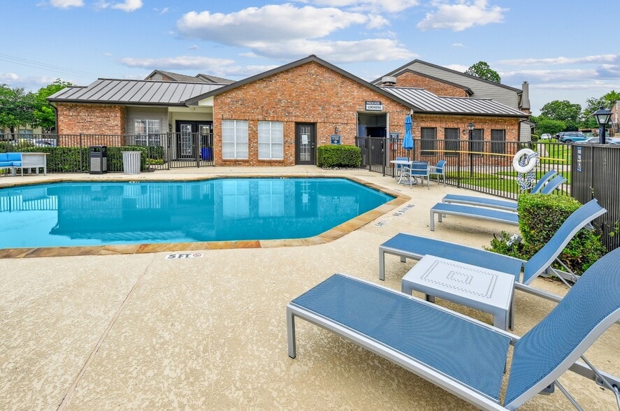 Building Photo - Oaks of Denton