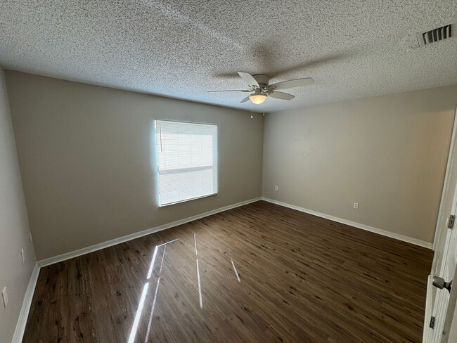 Building Photo - Spacious 4-Bedroom Home with 3 Full Baths in Whispering Trails – Pet Friendly!