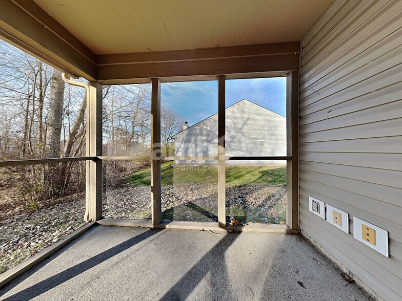 Building Photo - 220 Longview Bend