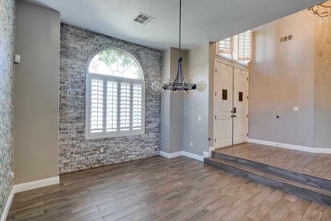 Building Photo - Luxurious 4 bd 3.5 bth Henderson Home in G...