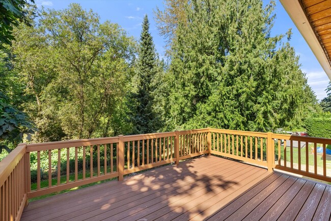 Building Photo - 3 Bed 2 Bath Fully Fenced Split Level Lake...