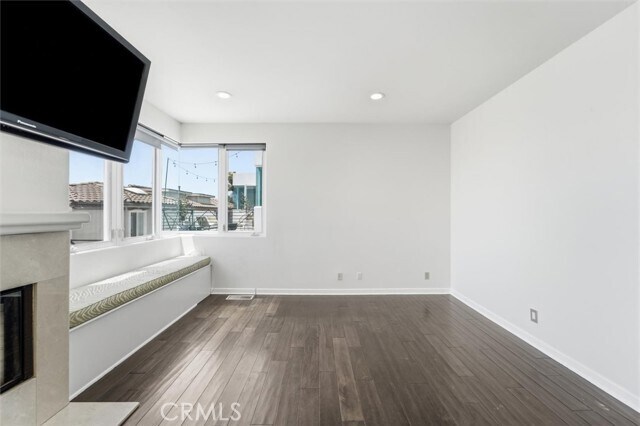 Building Photo - 935 1st St