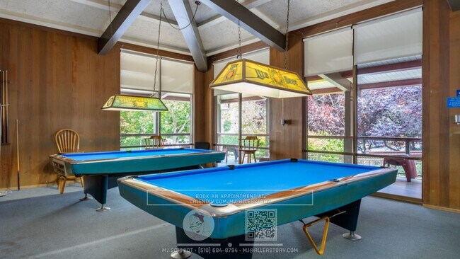 Building Photo - Beautiful large 1 bedroom with Hardwood la...